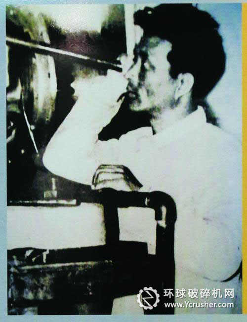 焦裕禄同志在车间检查机器运转情况