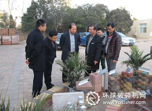  总工程师朱爱明向马来西亚鹏业发展有限公司董事长一行详细介绍公司各类新型环保建材
