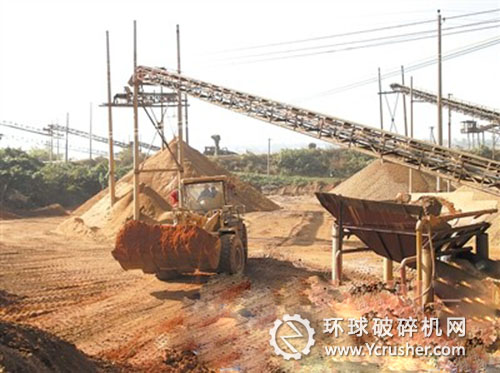 违规洗砂场内，一台装载机正在作业 