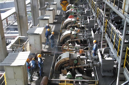 攀钢矿业公司选钛厂粗选车间检修职工在对高梯度磁选机进行吊装和检修