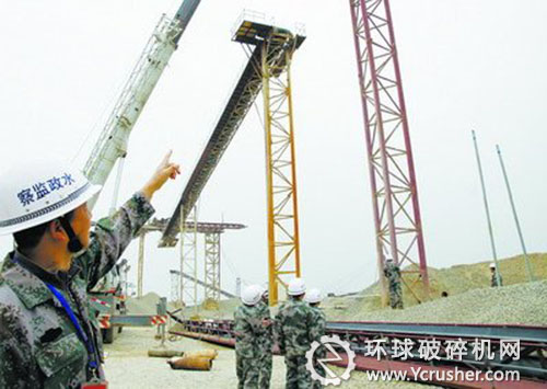 榜山镇拆除九龙江边的堆砂场。