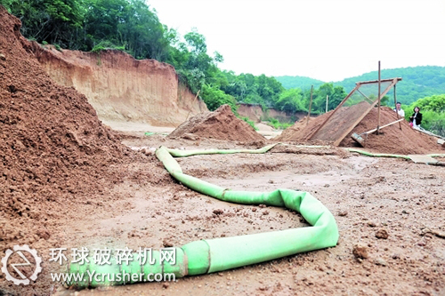 库水被引去洗砂，洗砂后的污泥则被排入水库