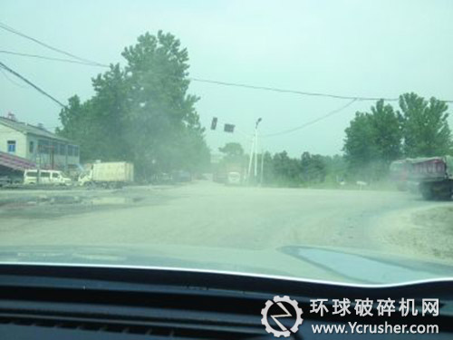 道路上沙土飞扬。