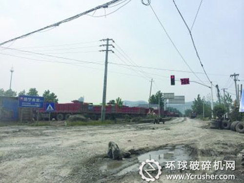 矿企附近的道路损坏严重。