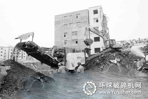 航海路与经开第一大街交叉口附近的拆迁工地上,建筑垃圾被现场粉碎,成为再生建筑材料