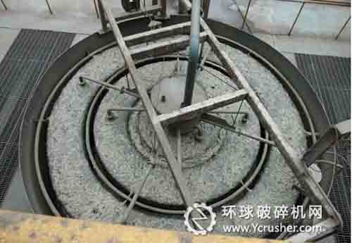 来到选矿厂，首先看到9台球磨机一字排开，巨大的轰鸣声充斥着整个厂房，不管是球磨机、浮选还是精选，也许只能这样评价它们：吃进去的是铜矿石，挤出的是铜精矿