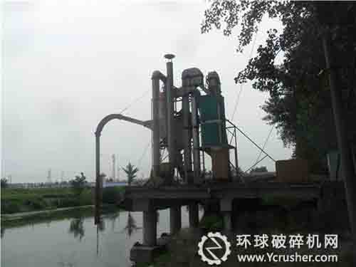 粮食输送机牵引管坠落 搬运工被砸晕(