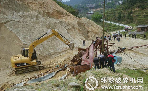 4月26日，挖掘机正在捣毁采砂生产线设备。