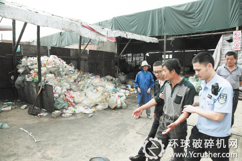 无证塑料加工厂负责人因涉嫌环境违法,被执法人员带走调查