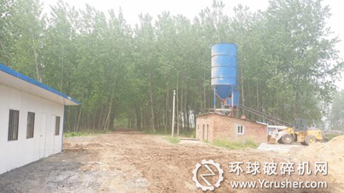 在滨海八巨界牌小街南河边,一座破旧不堪的搅拌筒支撑在那里,生产条件极其简陋。