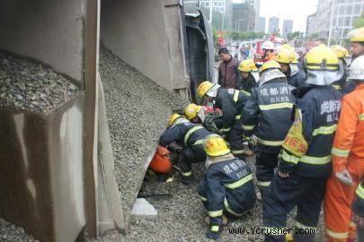 4·19事故现场，消防人员从砂石中刨出幸存者
