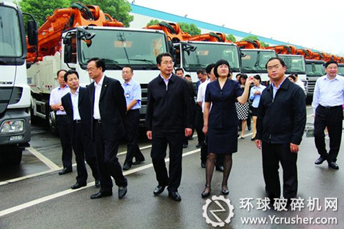 公司副总工程师付玲(前排右二)向申长雨局长(前排右三)介绍公司产品情况