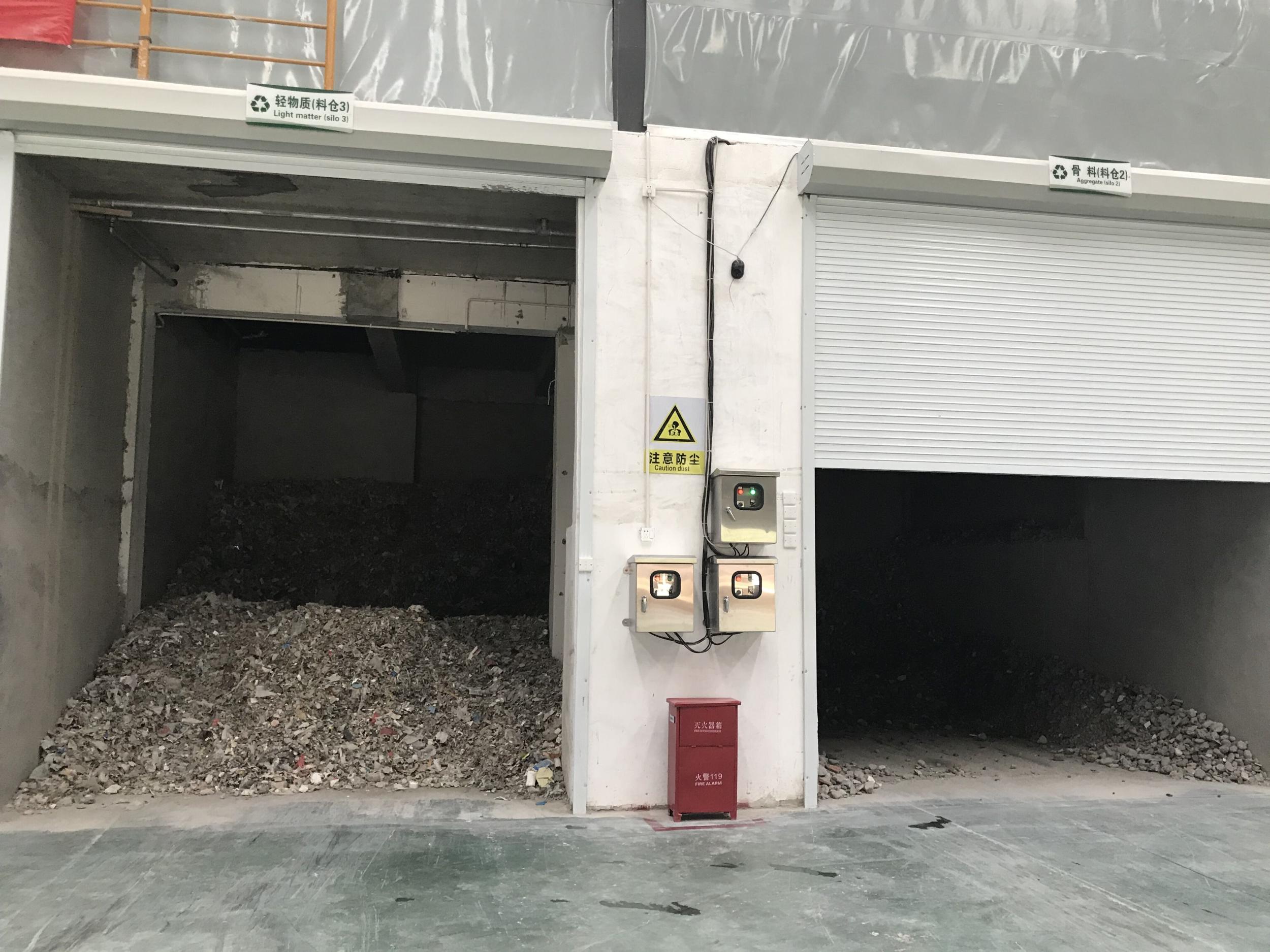建筑垃圾被分拣后堆放在物料仓